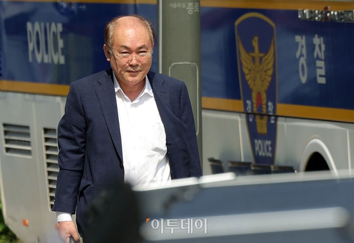 ▲정창래 전 삼부토건 대표가 9일 서울 종로구 KT 광화문빌딩 WEST에 마련된 김건희 특검팀(민중기 특별검사) 사무실에 피의자 신분으로 조사 받기 위해 출석하고 있다. 조현호 기자 hyunho@