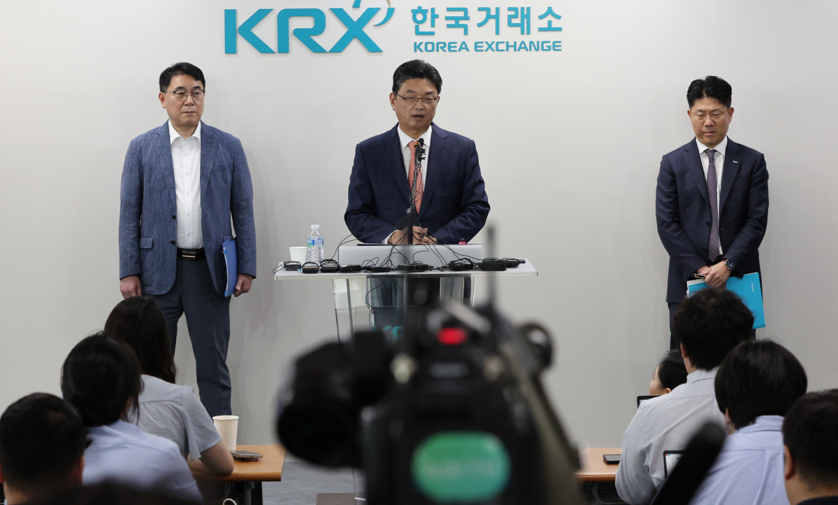 ▲<YONHAP PHOTO-3238> 자본시장 불공정거래 근절 방안 브리핑    (서울=연합뉴스) 이진욱 기자 = 9일 서울 여의도 한국거래소에서 이윤수 금융위원회 증권선물위원회 상임위원(가운데), 이승우 금융감독원 부원장보(왼쪽), 김홍식 한국거래소 시장감시위원장이 자본시장 불공정거래 근절 실천방안 합동브리핑을 하고 있다. 2025.7.9    cityboy@yna.co.kr/2025-07-09 11:30:05/<저작권자 ⓒ 1980-2025 ㈜연합뉴스. 무단 전재 재배포 금지, AI 학습 및 활용 금지>