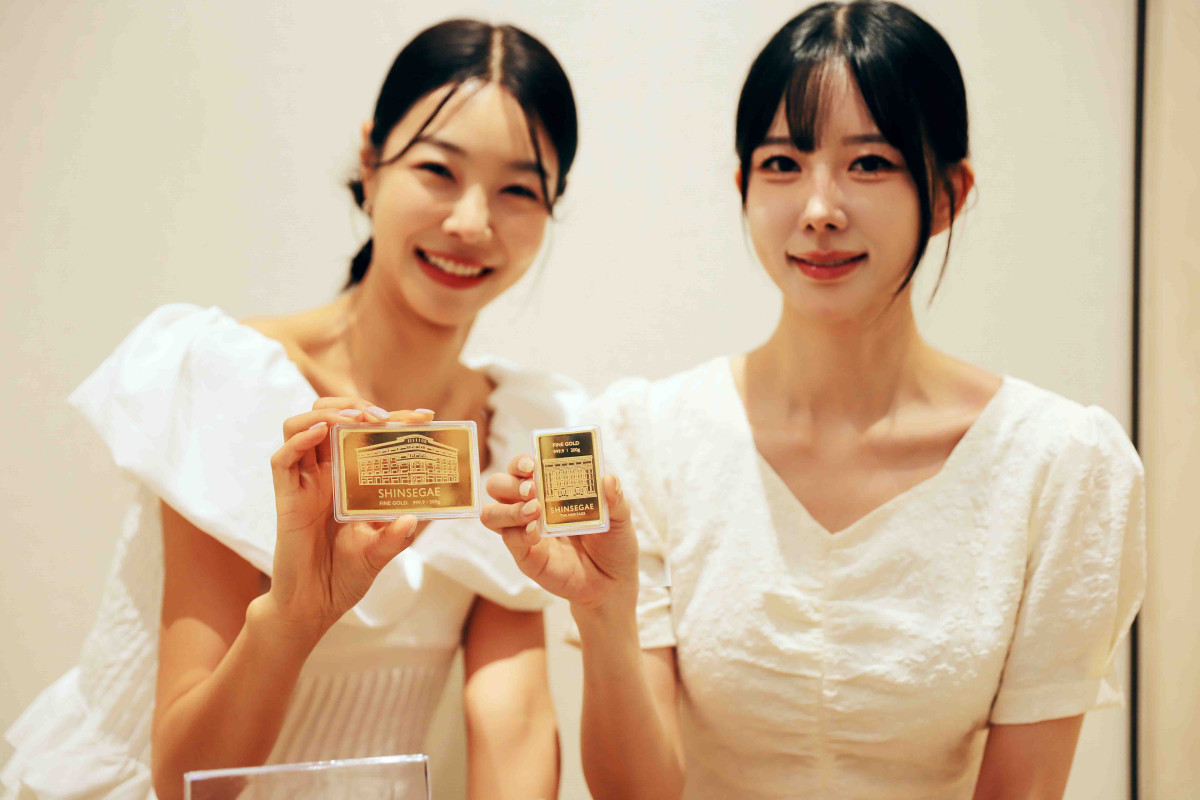 ▲신세계백화점이 대한민국 최초의 백화점인 신세계의 상징성과 유산을 담은 스페셜 골드바를 선보인다고 9일 밝혔다.  (사진제공=신세계백화점)
