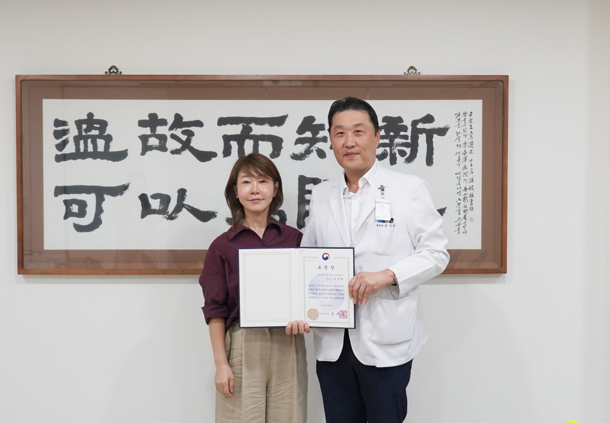 ▲윤성환 이춘택병원장(오른쪽)이 보건복지부 장관 표창을 수상하고 기념 촬영을 하고 있다 (이춘택병원)