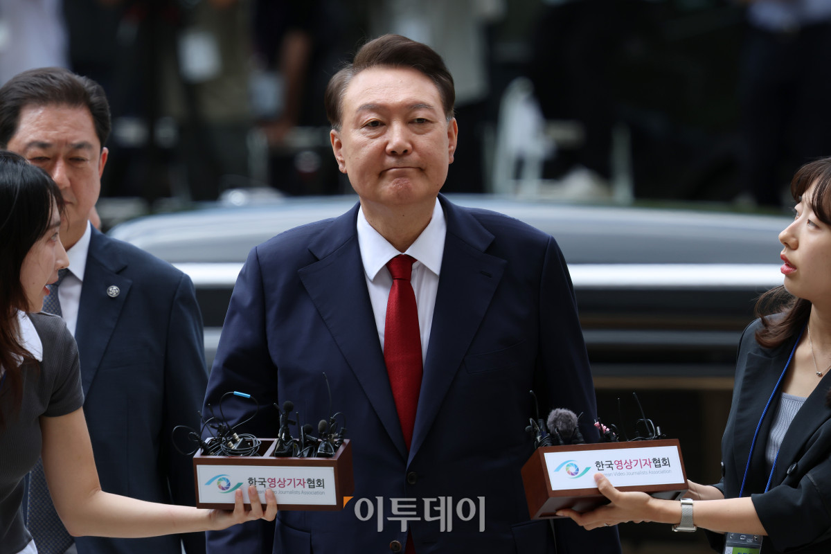 ▲12·3 비상계엄과 관련해 특검의 수사를 받는 윤석열 전 대통령이 9일 서울 서초구 서울중앙지방법원에서 열린 구속 전 피의자 심문(영장실질심사)에 출석하고 있다. 사진공동취재단