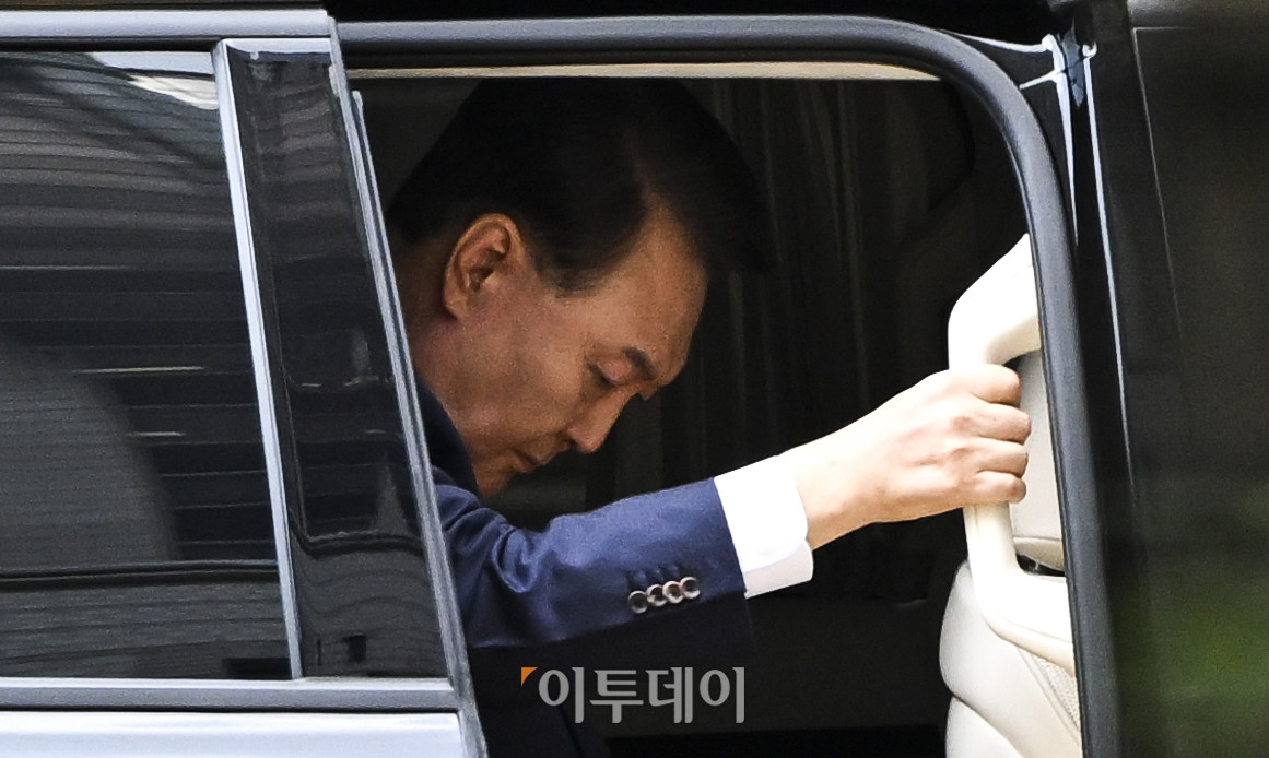 ▲12·3 비상계엄과 관련해 특검의 수사를 받는 윤석열 전 대통령이 9일 서울 서초구 서울중앙지방법원에서 열린 구속 전 피의자 심문(영장실질심사)에 출석하고 있다. 사진공동취재단