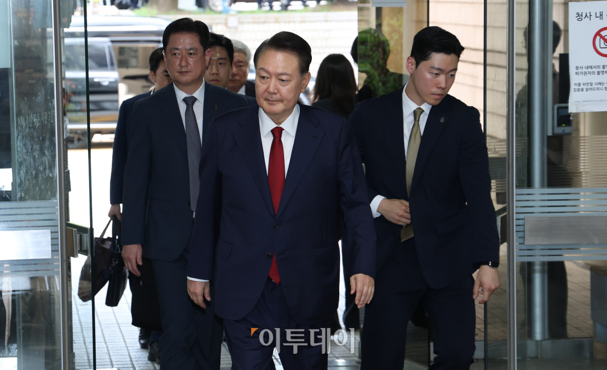 ▲12·3 비상계엄과 관련해 특검의 수사를 받는 윤석열 전 대통령이 9일 서울 서초구 서울중앙지방법원에서 열린 구속 전 피의자 심문(영장실질심사)에 출석하고 있다. 사진공동취재단