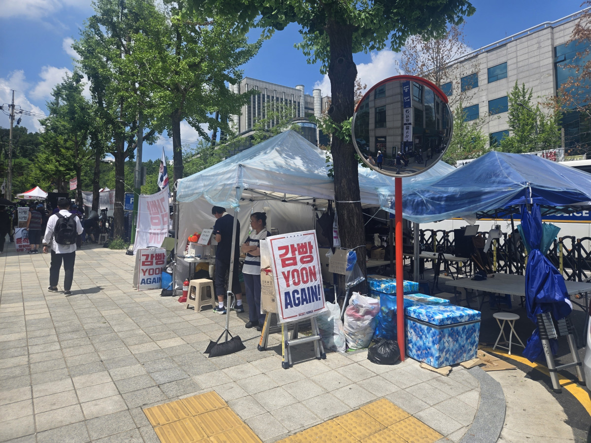 ▲9일 서울 서초구 서울중앙지방법원 인근에서 윤석열 전 대통령을 구속 발부를 외치는 시민들 (윤희성 기자 yoonheesung@)