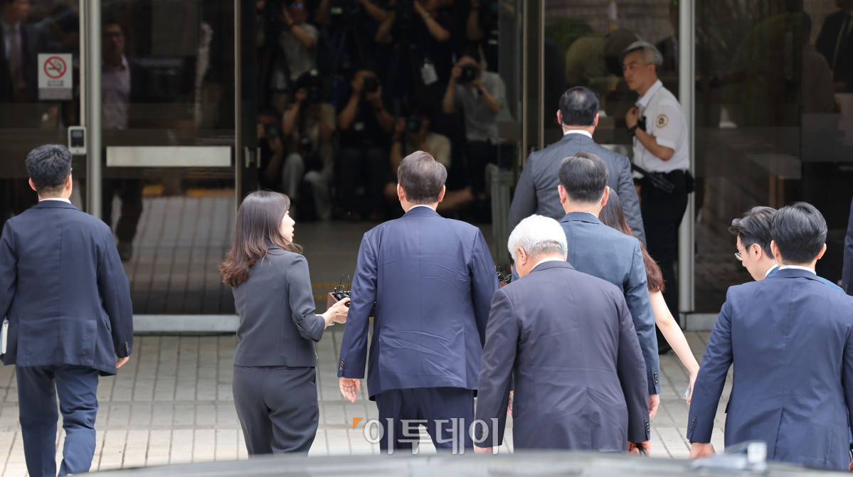 ▲12·3 비상계엄과 관련해 특검의 수사를 받는 윤석열 전 대통령이 9일 서울 서초구 서울중앙지방법원에서 열린 구속 전 피의자 심문(영장실질심사)에 출석하고 있다. 사진공동취재단
