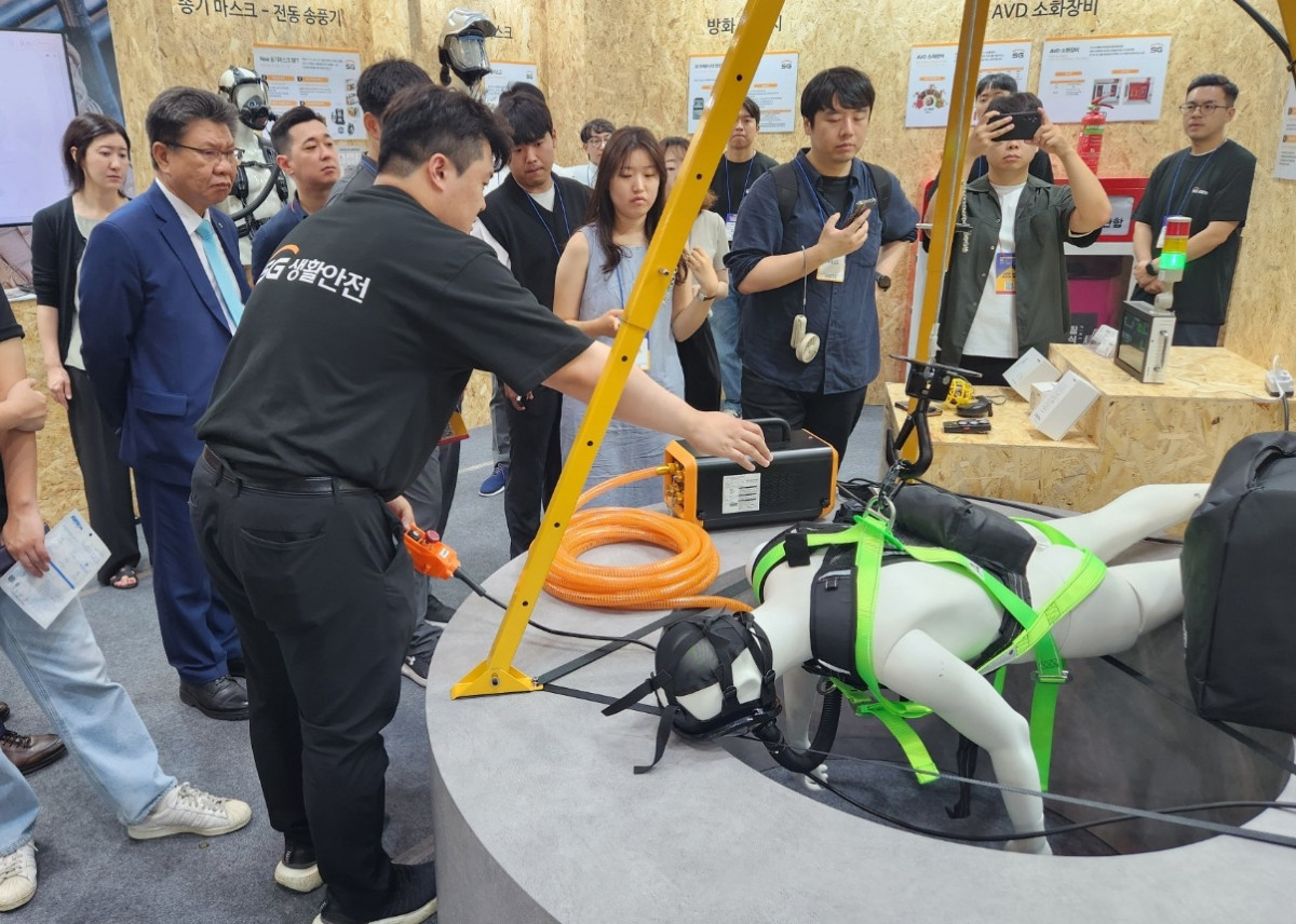 ▲김현중 안전보건공단 이사장이 9일 경기 고양시 킨텍스에서 열린 '스마트 안전보건 박람회'에서 밀폐공간 작업자 구조용 삼각대 제조사인 SG생활건강 부스를 찾아 장비에 관한 설명을 듣고 있다. (김지영 인구정책전문기자 @jye )