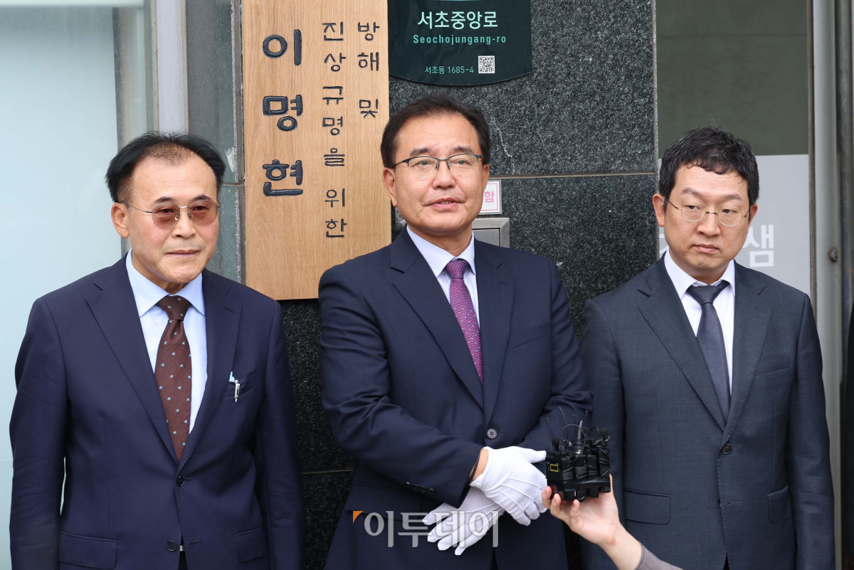 ▲ 이명현(가운데) 특검검사가 2일 서울 서초동에 마련된 순직 해병 수사 방해 및 사건 은폐 등의 진상 규명을 위한 특별검사 사무실에서 현판 제막을 마친 뒤 발언하고 있다. (신태현 기자 holjjak@)