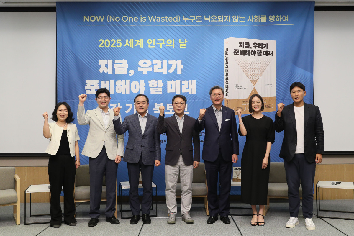 ▲김창범 한경협 부회장을 비롯한 주요 인사들이 9일 FKI타워 컨퍼런스센터에서 열린 '지금, 우리가 준비해야 할 미래' 출간 기념 북토크에 참석해 기념촬영을 하고 있다. 사진 왼쪽부터 유민희 한경연 연구위원, 한재필 충남대 교수, 정철 한경연 원장, 이철희 서울대 교수, 김창범 한경협 부회장, 방송인 우혜림(前 원더걸스), 정동식 K리그 심판.