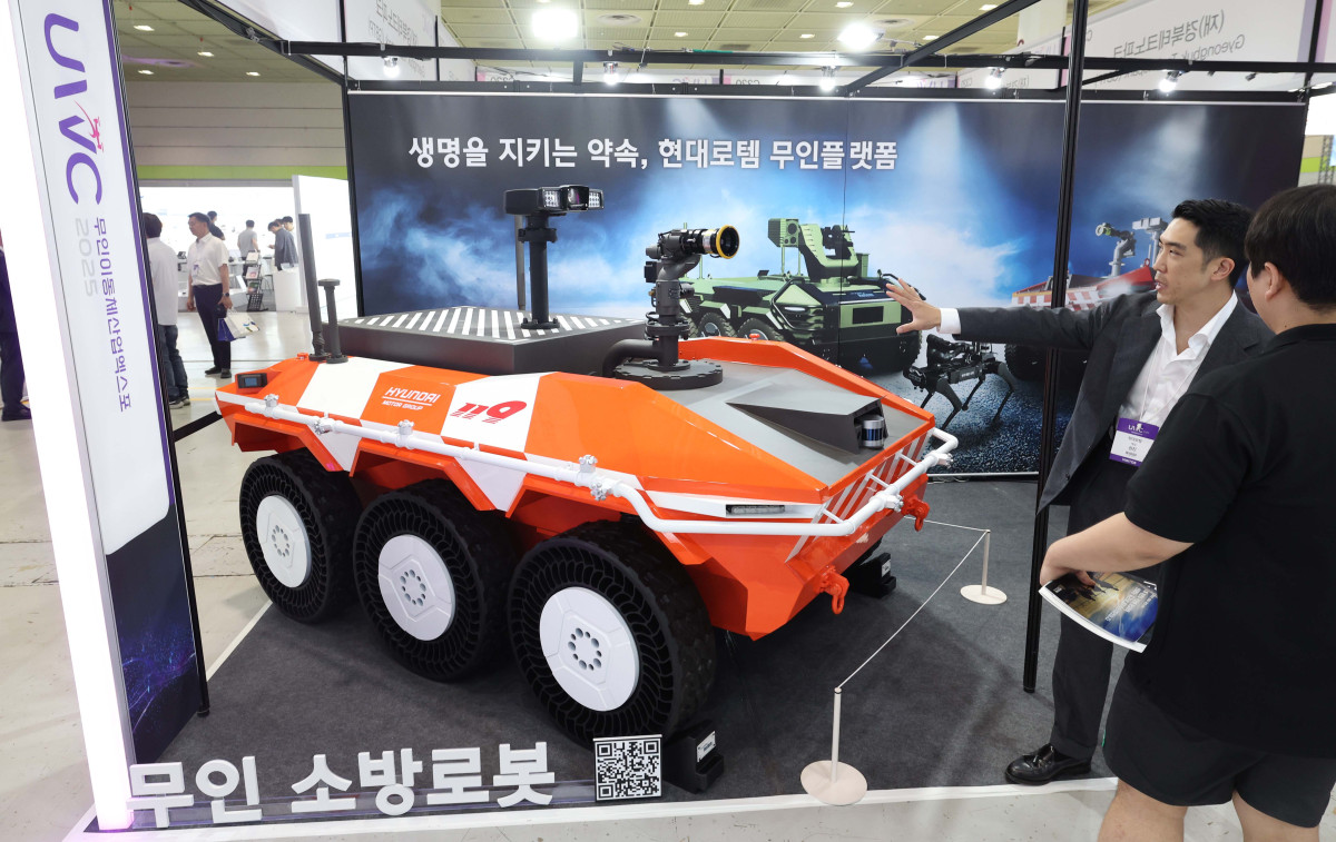 ▲9일 서울 강남구 코엑스에서 열린 ‘2025 무인이동체산업엑스포(UWC)’에서 참관객들이 부스를 둘러보고 있다. 무인이동체는 드론, 미래항공모빌리티, 배송·서빙 로봇, 무인선박처럼 자율주행 또는 원격 조종이 가능한 육·해·공 이동체를 아우르는 개념이다. 무인이동체산업엑스포는 무인이동체의 현재와 미래를 한눈에 볼 수 있는 자리로 11일 까지 진행된다. 신태현 기자 holjjak@