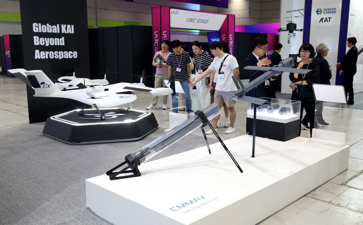 ▲9일 서울 강남구 코엑스에서 열린 ‘2025 무인이동체산업엑스포(UWC)’에서 참관객들이 부스를 둘러보고 있다. 무인이동체는 드론, 미래항공모빌리티, 배송·서빙 로봇, 무인선박처럼 자율주행 또는 원격 조종이 가능한 육·해·공 이동체를 아우르는 개념이다. 무인이동체산업엑스포는 무인이동체의 현재와 미래를 한눈에 볼 수 있는 자리로 11일 까지 진행된다. 신태현 기자 holjjak@