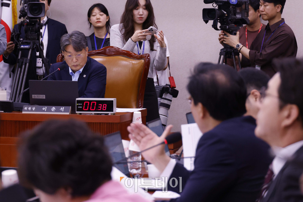 ▲9일 서울 여의도 국회 법제사법위원회 전체회의에서 열린 검찰개혁 법안 관련 공청회에서 송석준 국민의힘 의원이 의사진행 발언을 하고 있다. 고이란 기자 photoeran@