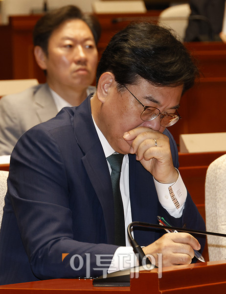 ▲송언석 국민의힘 비상대책위원장 겸 원내대표가 9일 서울 여의도 국회에서 열린 긴급 의원총회에 참석하고 있다. 고이란 기자 photoeran@\