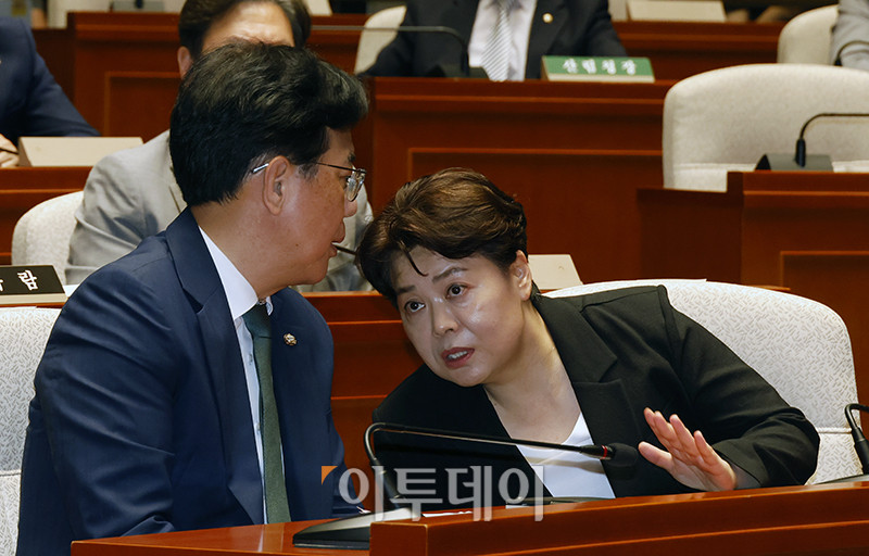 ▲송언석(왼쪽) 국민의힘 비상대책위원장 겸 원내대표와 윤희숙 혁신위원장이 9일 서울 여의도 국회에서 열린 긴급의원총회에서 대화하고 있다. 고이란 기자 photoeran@