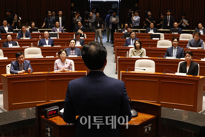 ▲송언석 국민의힘 비상대책위원장 겸 원내대표가 9일 서울 여의도 국회에서 열린 긴급 의원총회에서 발언을 하고 있다. 오른쪽은 윤희숙 혁신위원장. 고이란 기자 photoeran@