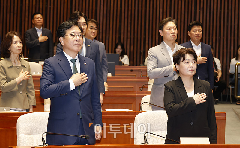 ▲송언석(앞줄 왼쪽) 국민의힘 비상대책위원장 겸 원내대표와 윤희숙(오른쪽) 혁신위원장이 9일 서울 여의도 국회에서 열린 긴급 의원총회에서 국민의례를 하고 있다. 고이란 기자 photoeran@