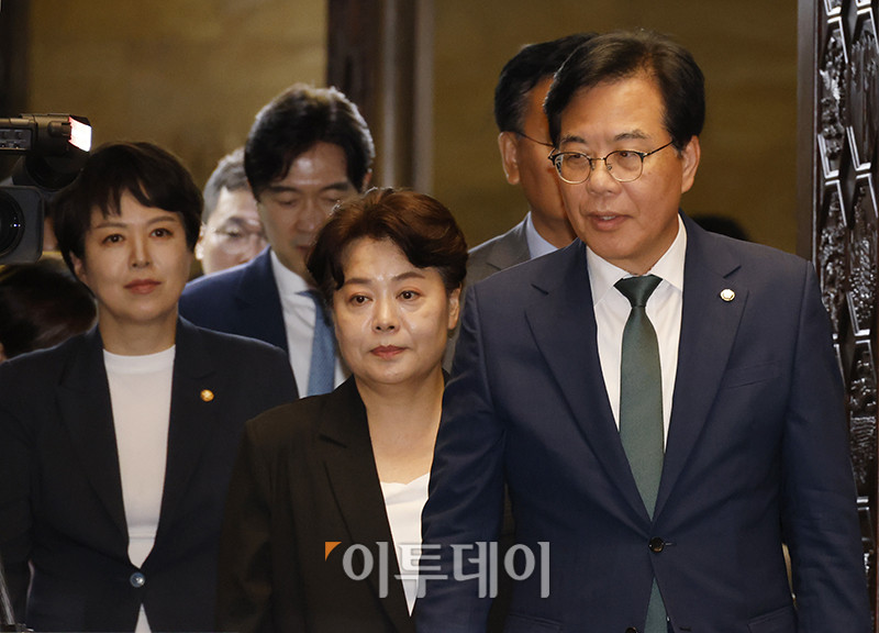 ▲송언석(오른쪽) 국민의힘 비상대책위원장 겸 원내대표와 윤희숙(가운데) 혁신위원장이 9일 서울 여의도 국회에서 열린 긴급의원총회에 참석하고 있다. 고이란 기자 photoeran@