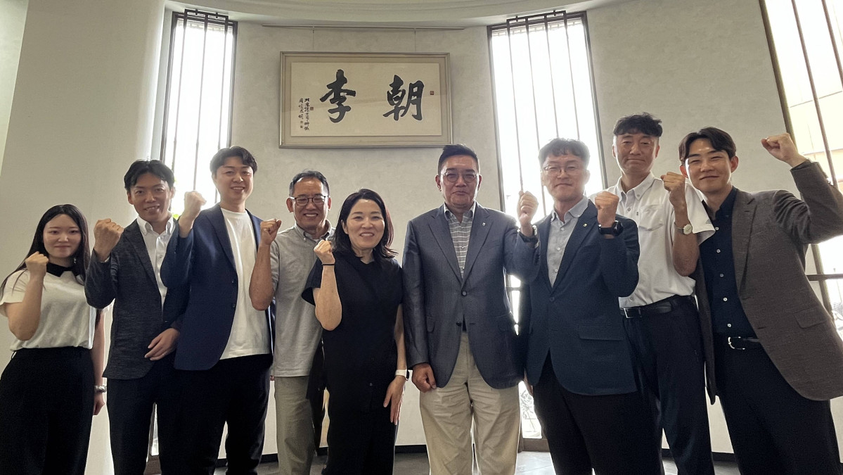 ▲이천일 농협경제지주 품목지원본부장(왼쪽 6번째)이 8일 일본 외식업체 이조원 본사에서 양창숙 이조원 대표이사(5번째) 및 관계자들과 기념사진을 촬영하고 있다. (사진제공=농협중앙회)