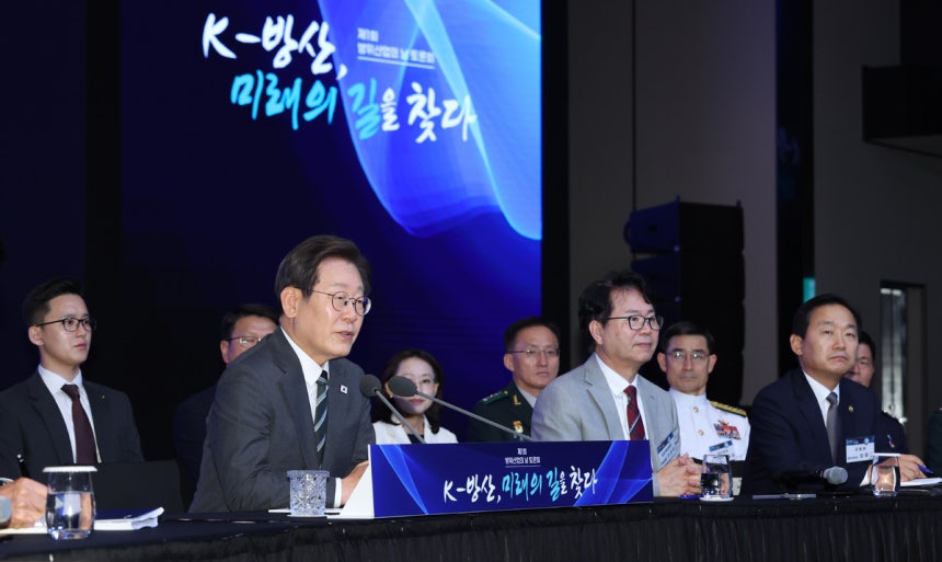 ▲이재명 대통령이 8일 서울 용산구 한 호텔에서 열린 ‘제1회 방위산업의 날 토론회’에서 모두발언을 하고 있다. (대통령실사진기자단)