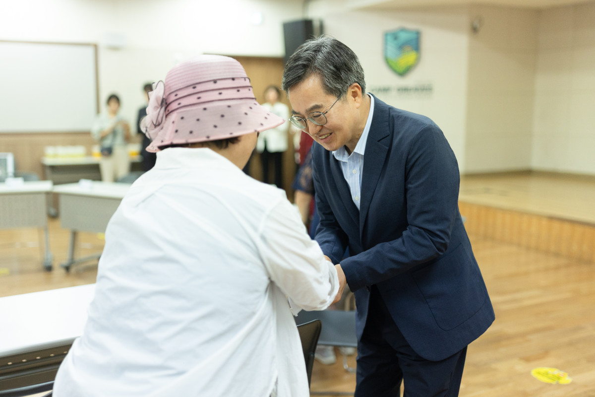 ▲김동연 경기도지사가 9일 파주시 캠프그리브스 DMZ체험관에서 대성동 마을 주민과 만나 인사하고 있다. (경기도)