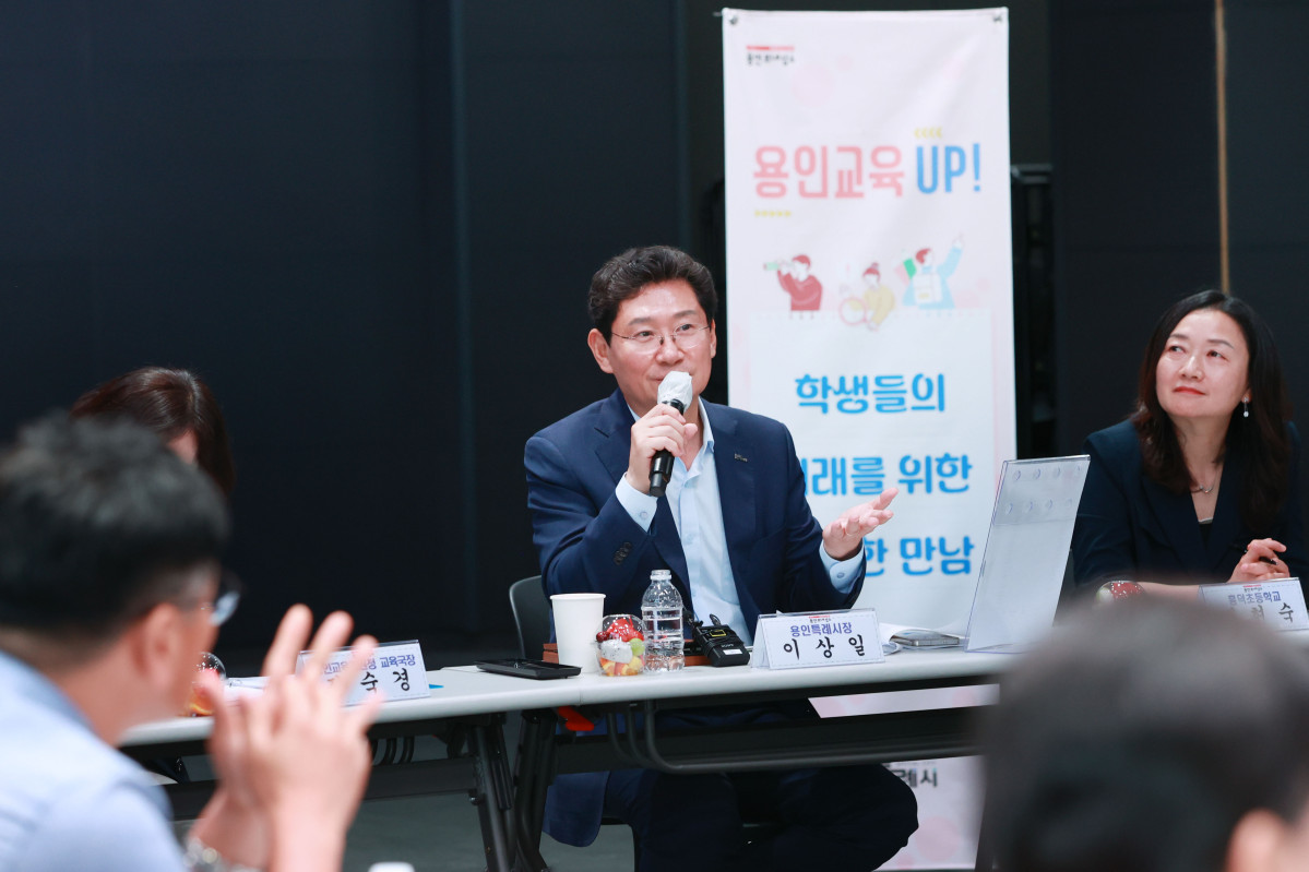 ▲9일 기흥구 중동 '용인미디어센터'에서 이상일 시장이 기흥구 지역 초등학교 교장들과 교육환경 개선을 위한 간담회를 열고 의견을 나눴다. (용인특례시)