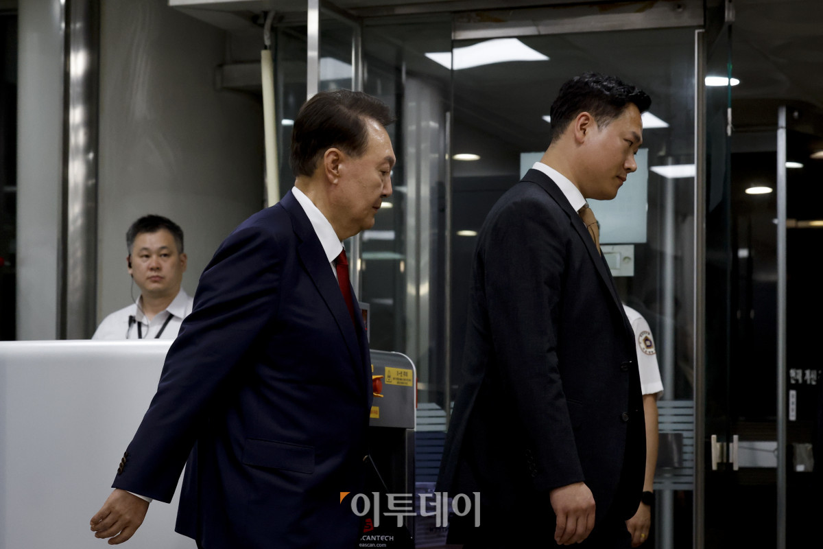 ▲12.3 비상계엄 사태 관련 내란 혐의를 받는 윤석열 전 대통령이 9일 서울 서초구 서울중앙지방법원에서 구속 전 피의자 심문(영장실질심사)을 마치고 대기 장소인 서울구치소로 이동하고 있다. 사진공동취재단