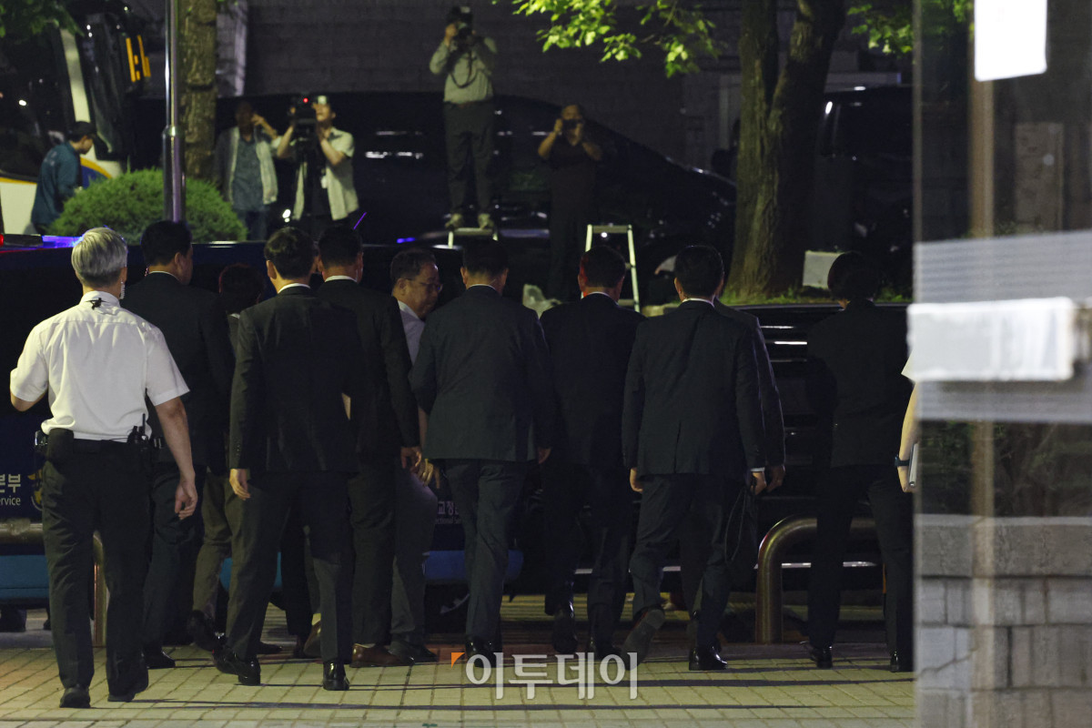 ▲12.3 비상계엄 사태 관련 내란 혐의를 받는 윤석열 전 대통령이 9일 서울 서초구 서울중앙지방법원에서 구속 전 피의자 심문(영장실질심사)을 마치고 대기 장소인 서울구치소로 이동하고 있다. 2025.07.09 사진공동취재단