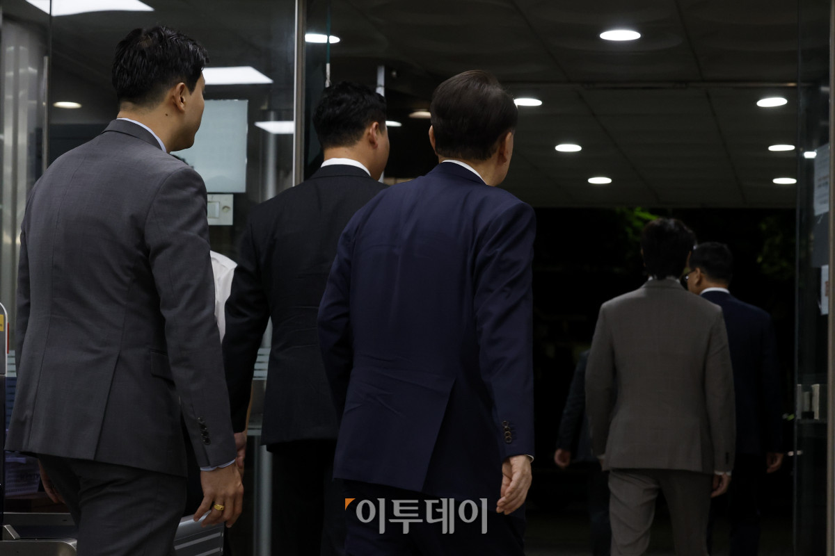 ▲12.3 비상계엄 사태 관련 내란 혐의를 받는 윤석열 전 대통령이 9일 서울 서초구 서울중앙지방법원에서 구속 전 피의자 심문(영장실질심사)을 마치고 대기 장소인 서울구치소로 이동하고 있다. 2025.07.09 사진공동취재단