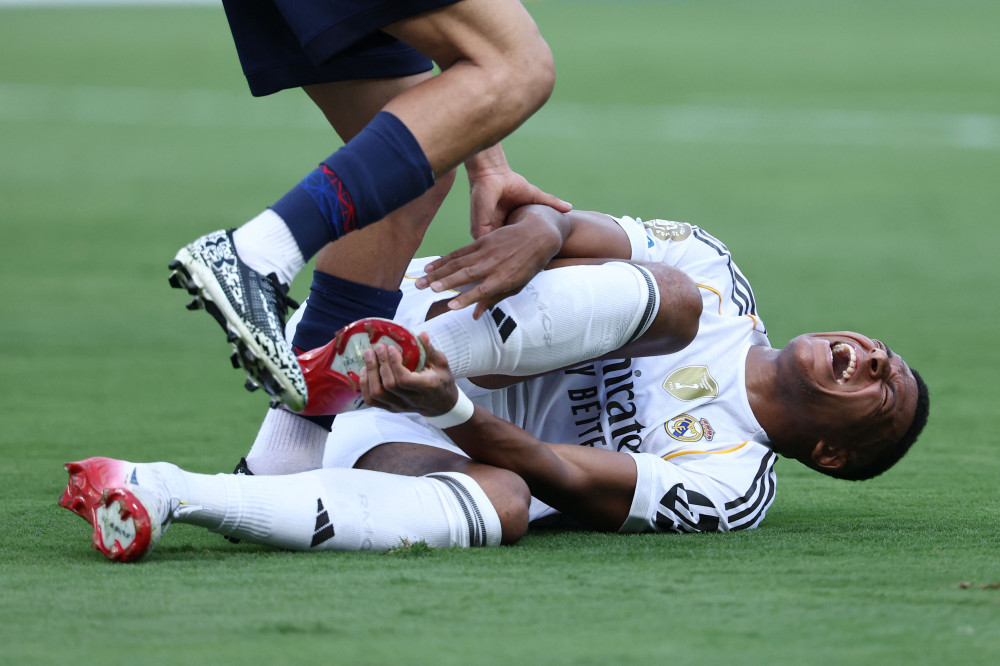 ▲레알 마드리드의 프랑스 공격수 킬리안 음바페가 9일(현지시간) 미국 뉴저지 이스트 러더퍼드의 메트라이프 스타디움에서 열린 FIFA 클럽 월드컵 2025 준결승전 프랑스의 파리 생제르맹과 스페인의 레알 마드리드의 경기 도중 고통을 호소하고 있다.  (AFP/연합뉴스)