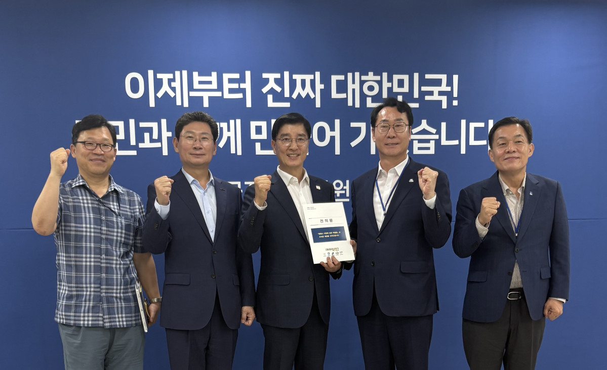 ▲이상일 용인특례시장(왼쪽 두번째)은 9일 국정기획위원회를 방문해 '특례시 지원에 관한 특별법' 제정 촉구 건의문을 전달했다. (용인특례시)