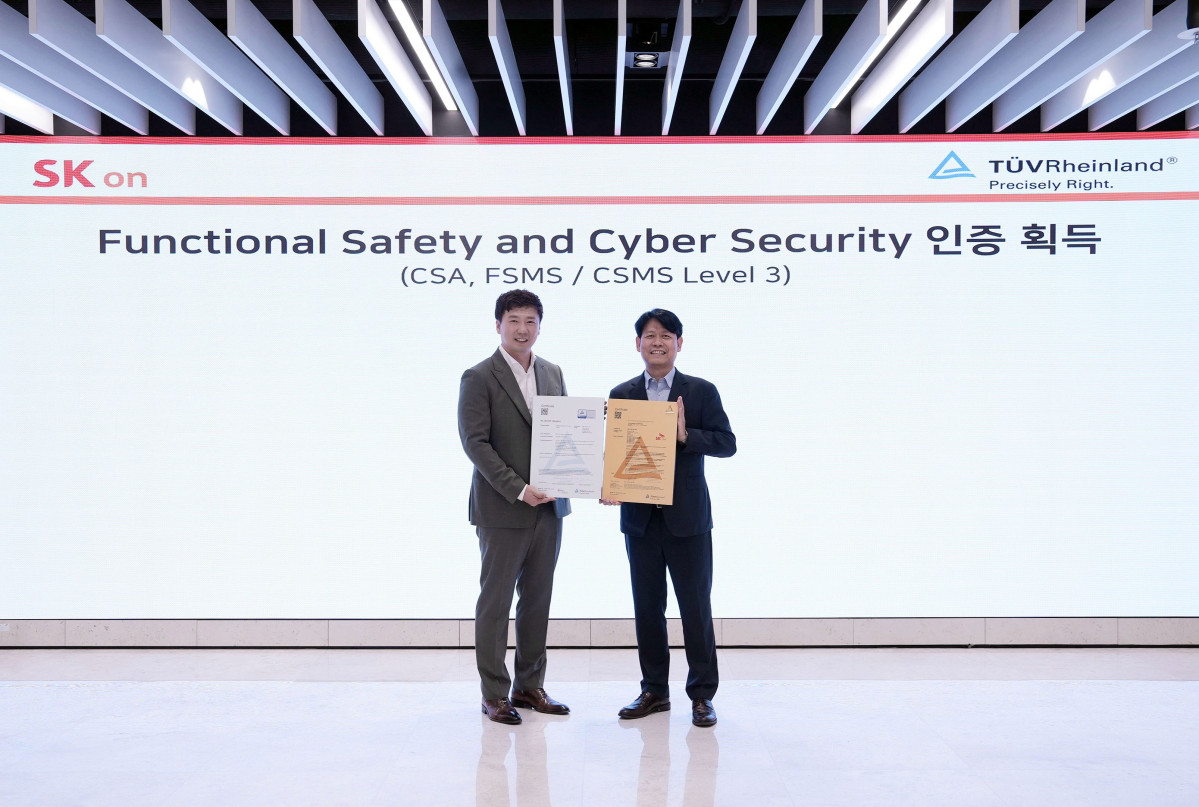 ▲박기수 SK온 연구개발(R&D) 본부장(우측)과 노진표 TUV라인란드 코리아 기능 안전 및 사이버 보안 아시아 총괄 이사(좌측)가 9일 오후 대전 SK온 배터리 연구원에서 사이버 보안 인증(CSA) 등 국제 인증 수여식 행사에 참석한 후 기념 촬영을 하고 있다.
 (사진= SK온)