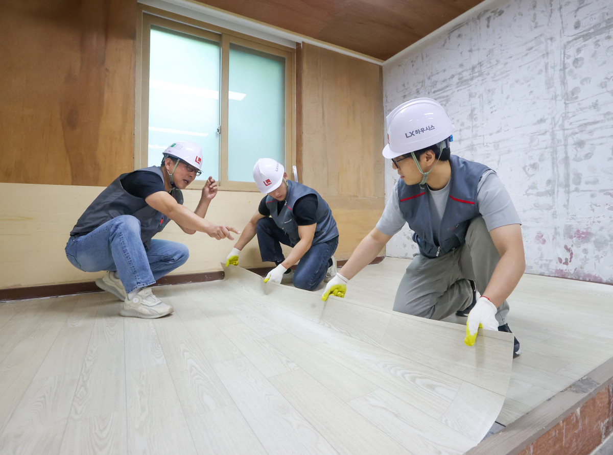 ▲경기도 평택시에 위치한 'LX Z:IN 인테리어 아카데미'에서 진행되고 있는 시트 바닥재 시공 실습 강의 모습 (사진제공=LX하우시스)