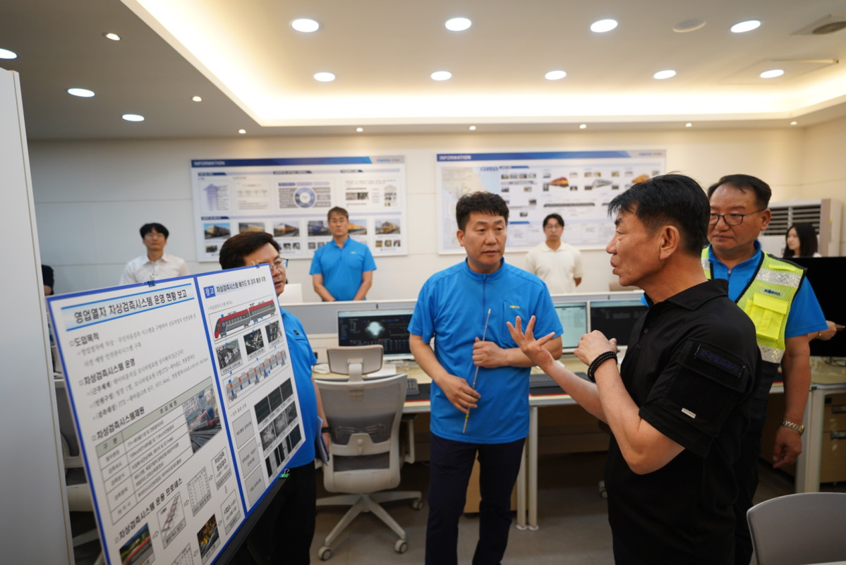 ▲한문희 코레일 사장이 9일 오후 충북 오송역 인근 선로 유지보수 데이터 분석실에서 디지털, AI 기반 스마트 유지보수 시스템을 점검하고 있다. (사진제공=한국철도공사)