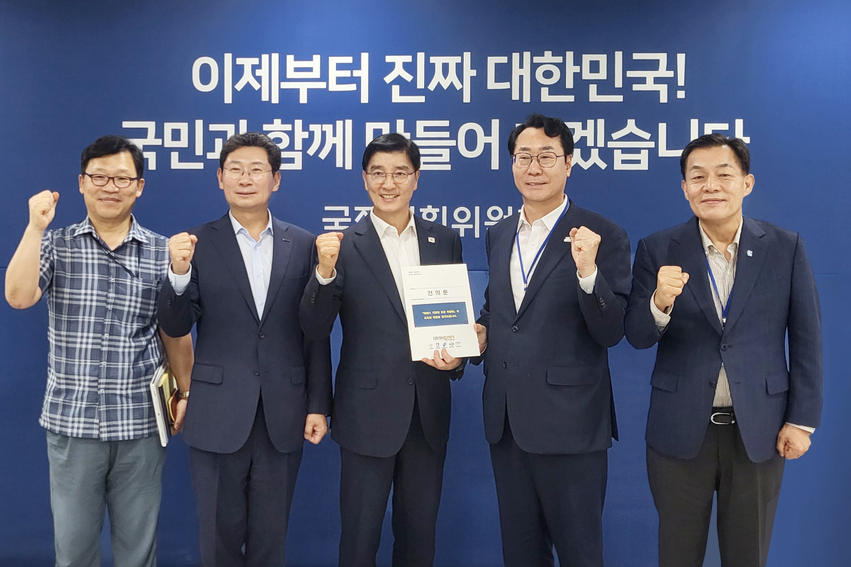 ▲특례시 지원에 관한 특별법 제정 촉구 건의문’ 전달 후 이재준 수원시장(오른쪽부터), 정명근 화성시장, 국정기획위원회 이해식 정치행정분과장, 이상일 용인시장, 행정안전부 나채목 자치분권지원과장이 함께하고 있다. (수원특례시)