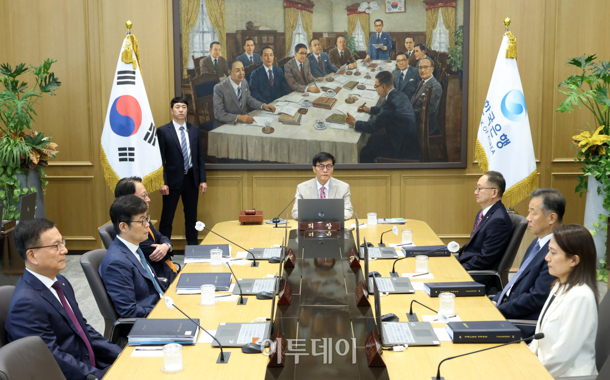 ▲이창용 한국은행 총재가 10일 서울 중구 한국은행에서 열린 금융통화위원회 본회의를 주재하고 있다. 사진공동취재단