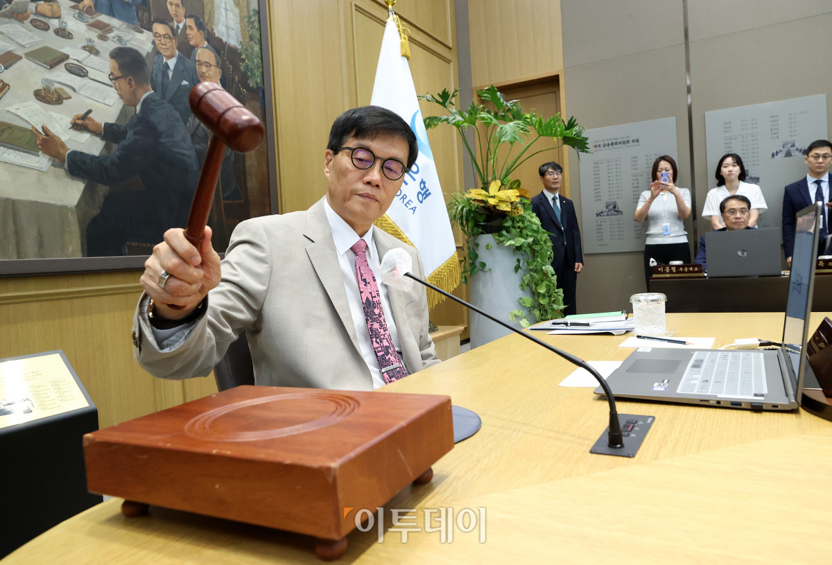 ▲이창용 한국은행 총재가 10일 서울 중구 한국은행에서 열린 금융통화위원회 본회의에서 의사봉을 두드리고 있다. 사진공동취재단