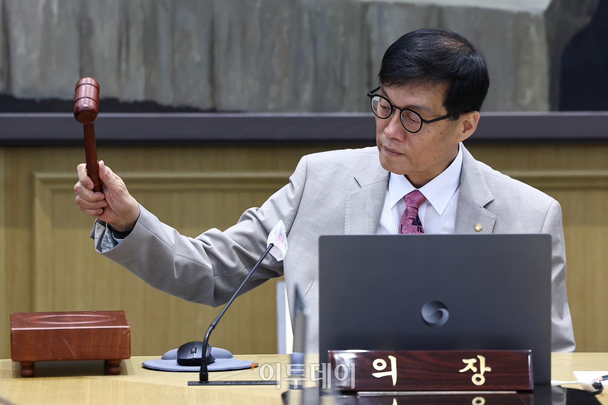 ▲이창용 한국은행 총재가 10일 서울 중구 한국은행에서 열린 금융통화위원회 본회의에서 의사봉을 두드리고 있다. 사진공동취재단