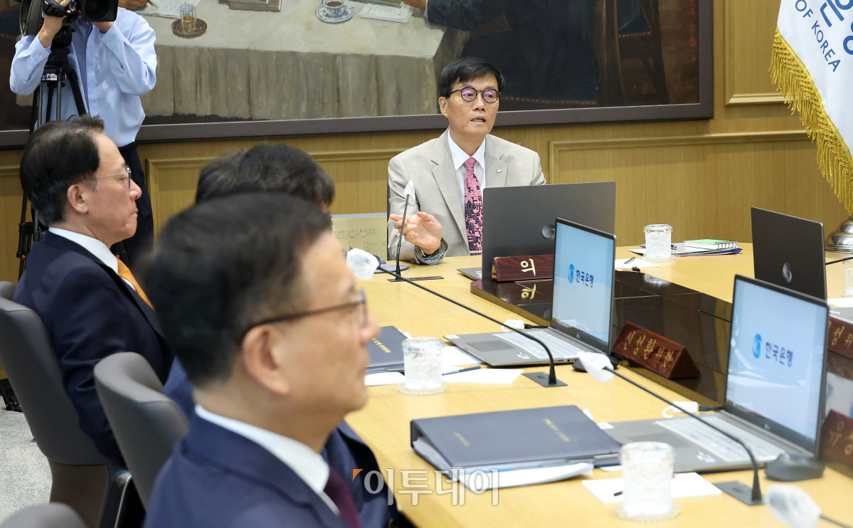 ▲이창용 한국은행 총재가 10일 서울 중구 한국은행에서 열린 금융통화위원회 본회의를 주재하고 있다. 사진공동취재단