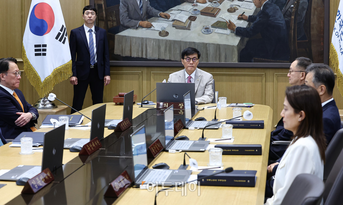 ▲이창용 한국은행 총재가 10일 서울 중구 한국은행에서 열린 금융통화위원회 본회의를 주재하고 있다. 사진공동취재단