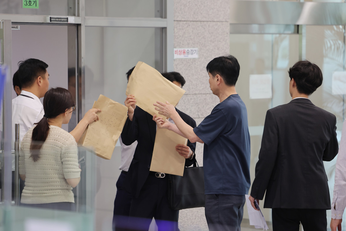 ▲해병대 채 상병 사건 수사방해 의혹을 수사하는 이명현 순직해병특검팀이 수사외압 의혹의 단초가 된 'VIP 격노설' 수사를 위해 10일 서울 용산구 국방부 청사에 도착, 압수수색에 나서고 있다. (연합뉴스)