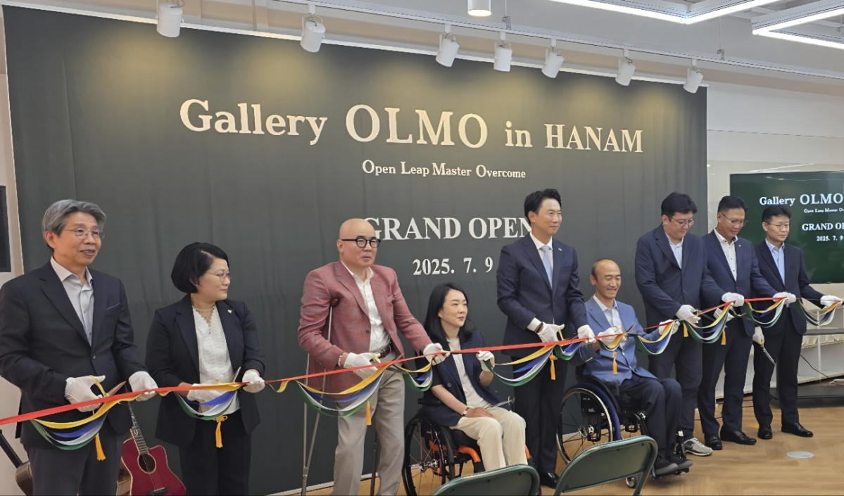 ▲올모하남 개소식 참석자들이 테이프 커팅식을 진행하고 있다. 좌측부터 김현종 에이블뉴스 대표, 정순진 한국장애인고용공단 경기동부지사장, 박마루 장애인기업종합지원센터 이사장, 최혜영 전 국회의원, 김현종 올모서울경기 대표, 정진완 대한장애인체육회 회장, 김형준 현대제철 인재경영실장, 최창빈 대상주식회사 경영안전본부장, 김재유 금호석유화학 관리담당 상무. (사진= 현대제철)