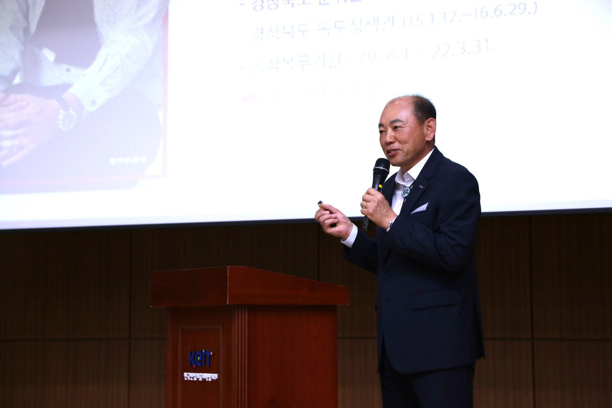 ▲신순식 한국산업기술기획평가원(KEIT) 상임감사가 8일 대구 본원에서 전 직원을 대상으로 ‘슬기로운 공직생활–실천하는 청렴, 실현되는 신뢰’를 주제로 특별강연을 하고 있다. (사진제공=한국산업기술기획평가원)