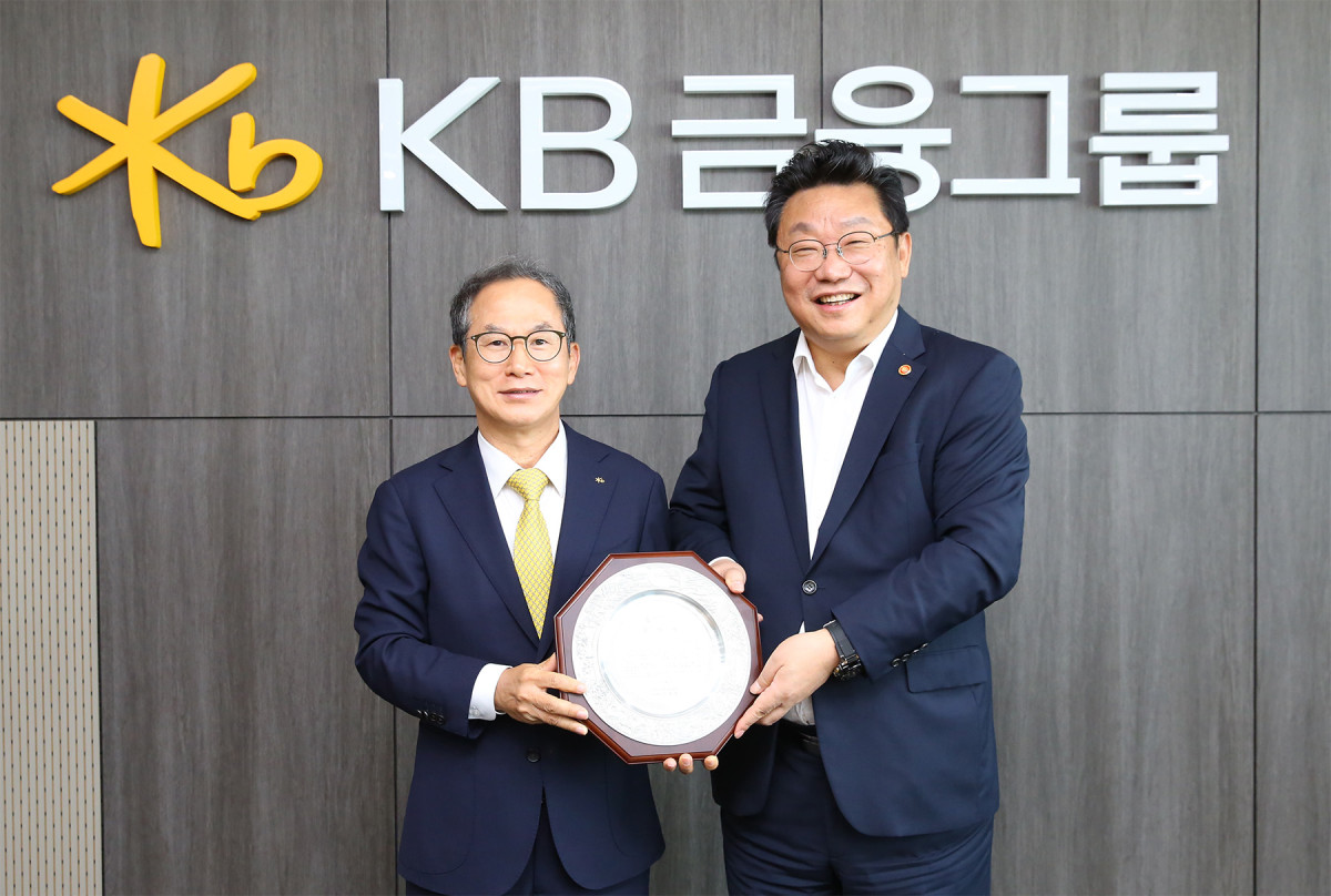 ▲양종희 KB금융그룹 회장(왼쪽)이 9일 서울 여의도에서 주형환 저출생고령사회위원회 부위원장으로부터 감사패를 수여 받고 기념촬영을 하고 있다. (사진제공=KB금융)