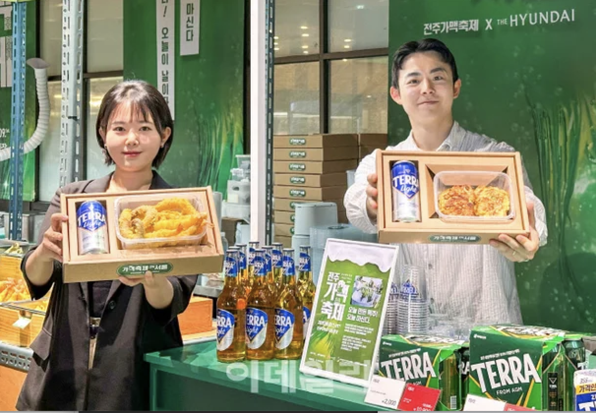 ▲모델들이 전주가맥축제를 소개하고 있다.  (사진제공=현대백화점)