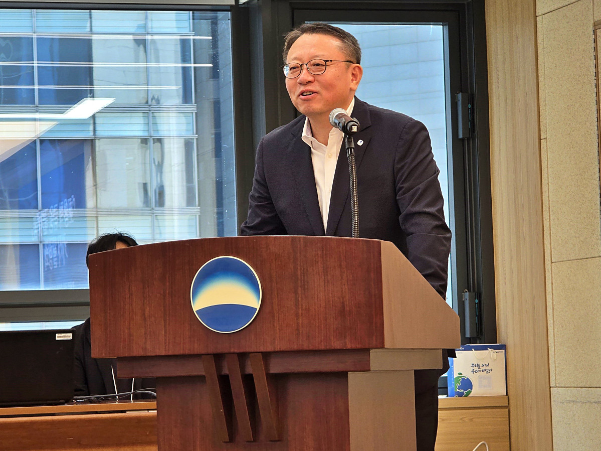 ▲정진완 우리은행장이 10일 서울 중구 우리은행 본점에서 ‘포용적 금융 플랫폼’에 관한 기자설명회를 개최하고 중소기업과 소상공인을 위한 상생 방안을 설명하고 있다. (사진제공=우리은행)