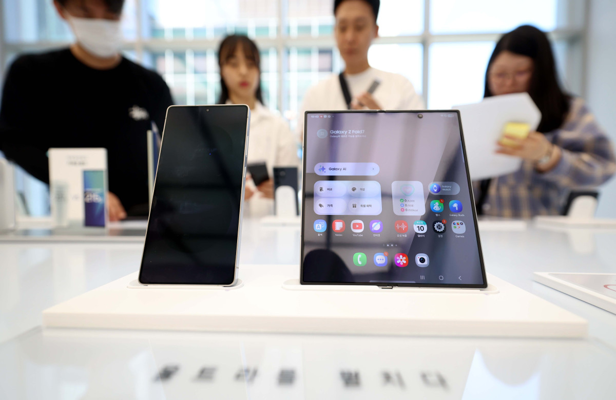 ▲삼성전자가 초슬림 대화면 폴더블폰 ‘갤럭시 Z 폴드7(Galaxy Z Fold7)’와 플립형 폴더블폰 ‘갤럭시 Z 플립7(Galaxy Z Flip7)’을 공개한 가운데 10일 서울 서초구 삼성 강남에 제품이 전시돼 있다. 신태현 기자 holjjak@