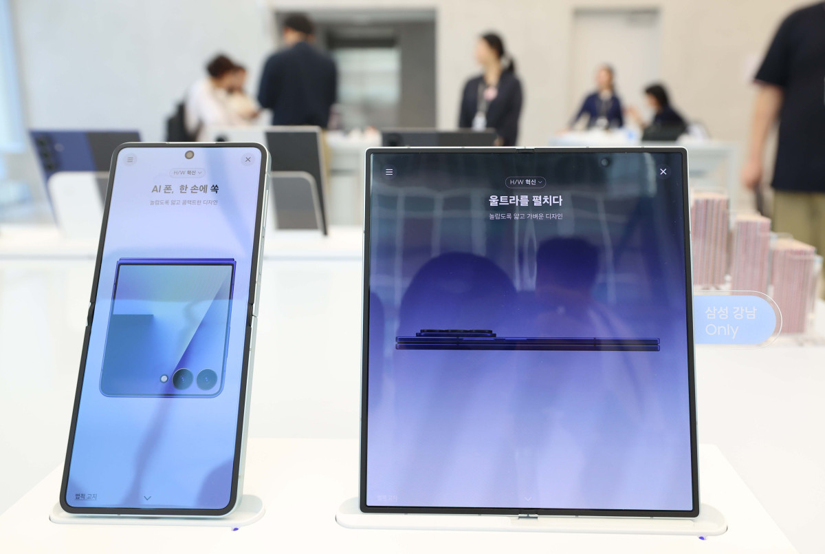 ▲삼성전자가 초슬림 대화면 폴더블폰 ‘갤럭시 Z 폴드7(Galaxy Z Fold7)’와 플립형 폴더블폰 ‘갤럭시 Z 플립7(Galaxy Z Flip7)’을 공개한 가운데 10일 서울 서초구 삼성 강남에 제품이 전시돼 있다. 신태현 기자 holjjak@