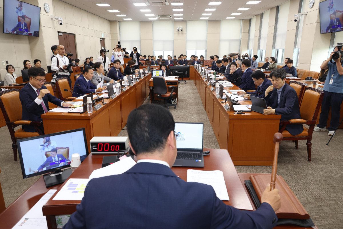 ▲신정훈 국회 행정안전위원회 위원장이 30일 서울 여의도 국회 행정안전위원회 전체회의에서 의사봉을 두드리고 있다. 2025.06.30. (뉴시스)