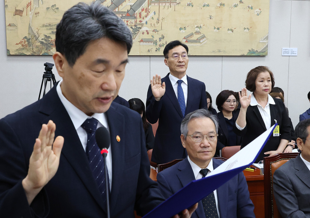 ▲이주호 사회부총리 겸 교육부 장관이 10일 서울 여의도 국회 교육위원회에서 열린 리박스쿨 청문회에서 증인선서를 하고 있다.  (연합뉴스)