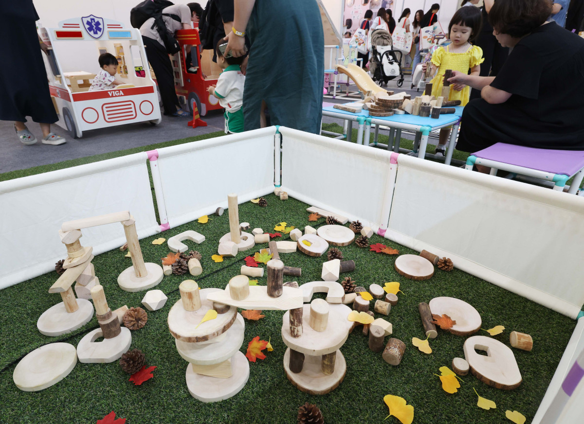 ▲10일 서울 강남구 코엑스에서 열린 제55회 서울국제유아교육전·키즈페어에서 참관객들이 다양한 유아용품을 살펴보고 있다. 서울국제유아교육전은 국내 최대 규모의 유아 전문 전시회로, 유아동 관련 교육, 용품, 서비스, 생활, 문화를 소개하는 자리다. 신태현 기자 holjjak@