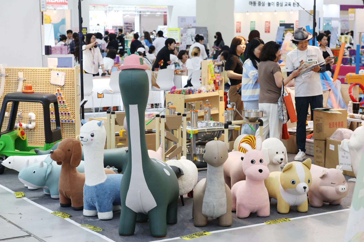 ▲10일 서울 강남구 코엑스에서 열린 제55회 서울국제유아교육전·키즈페어에서 참관객들이 다양한 유아용품을 살펴보고 있다. 서울국제유아교육전은 국내 최대 규모의 유아 전문 전시회로, 유아동 관련 교육, 용품, 서비스, 생활, 문화를 소개하는 자리다. 신태현 기자 holjjak@